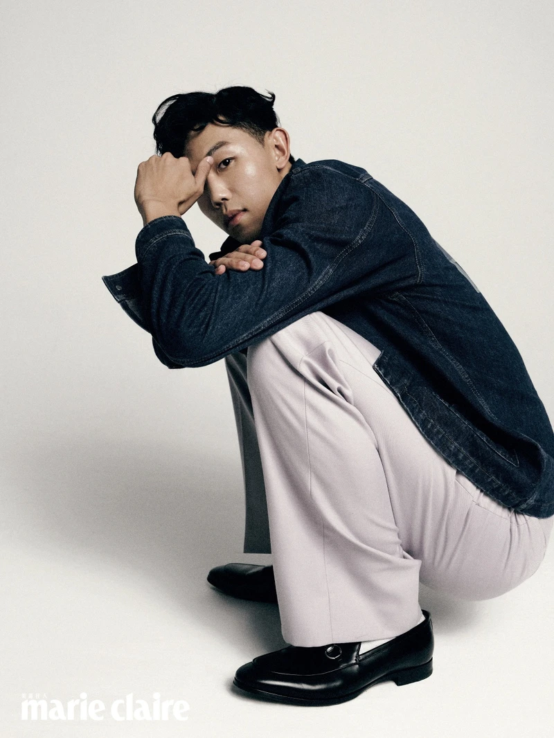 丹寧外套、紫色西裝長褲、馬銜鍊樂福鞋，all by Gucci。