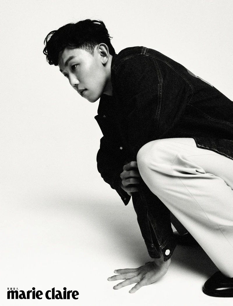 丹寧外套、紫色西裝長褲、馬銜鍊樂福鞋，all by Gucci。