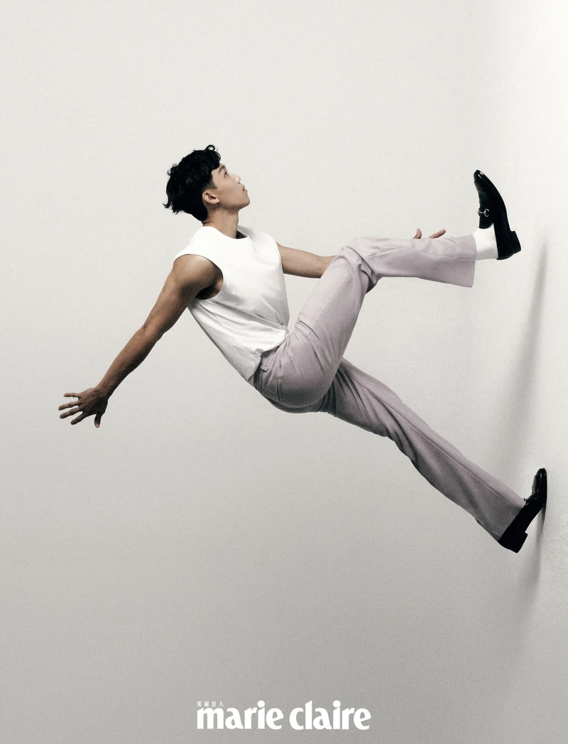 白色無袖上衣，Msgm；紫色西裝長褲、馬銜鍊樂福鞋 both by Gucci。