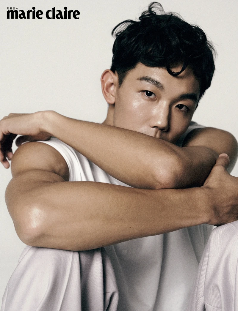 白色無袖上衣，Msgm；紫色西裝長褲、馬銜鍊樂福鞋 both by Gucci。