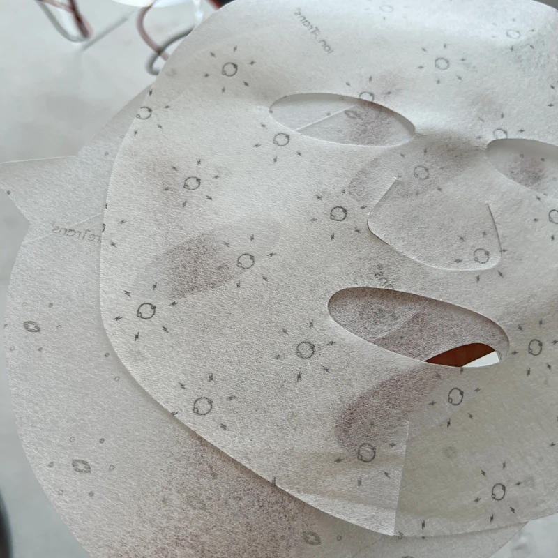 AKIMIA面膜紙上的小小灰色圖案就是印刷電池。