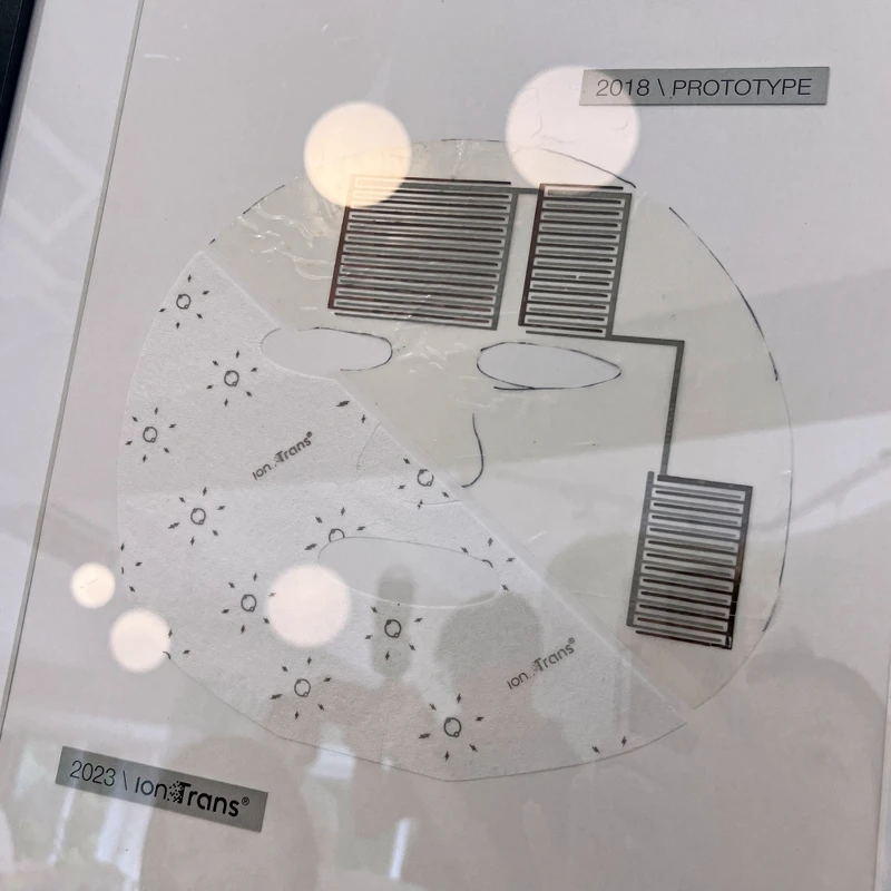 剛開始研發時，面膜紙上還曾印了小小的電路板，一路改良到現在版本。