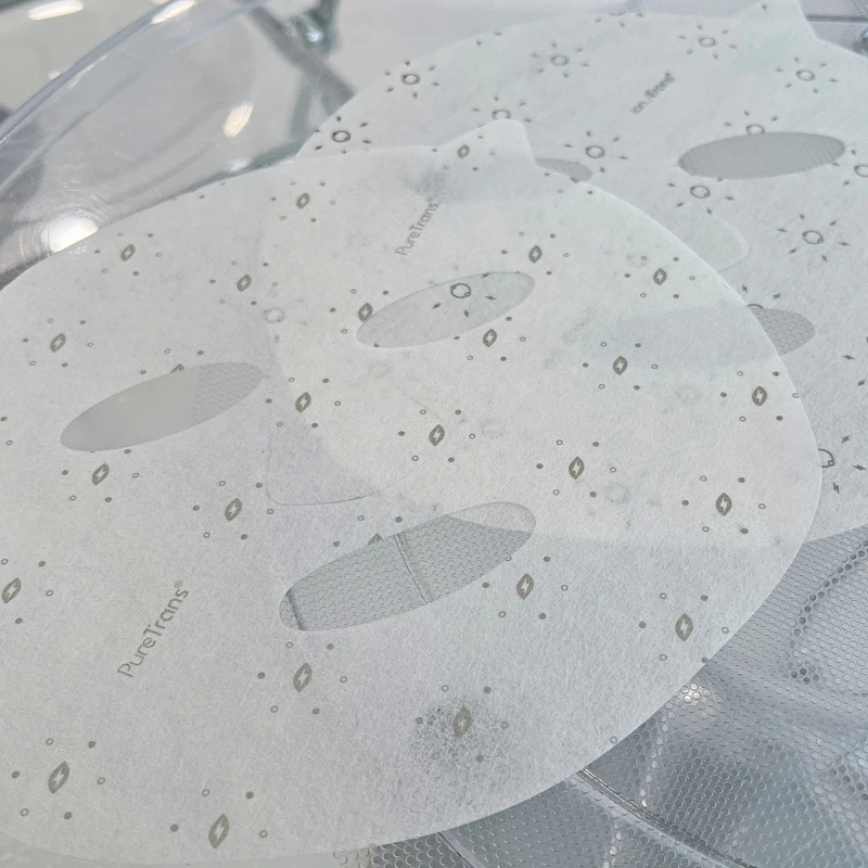 AKIMIA(左)乾式微電流面膜上的圖案和(右)濕式面膜的略不同。