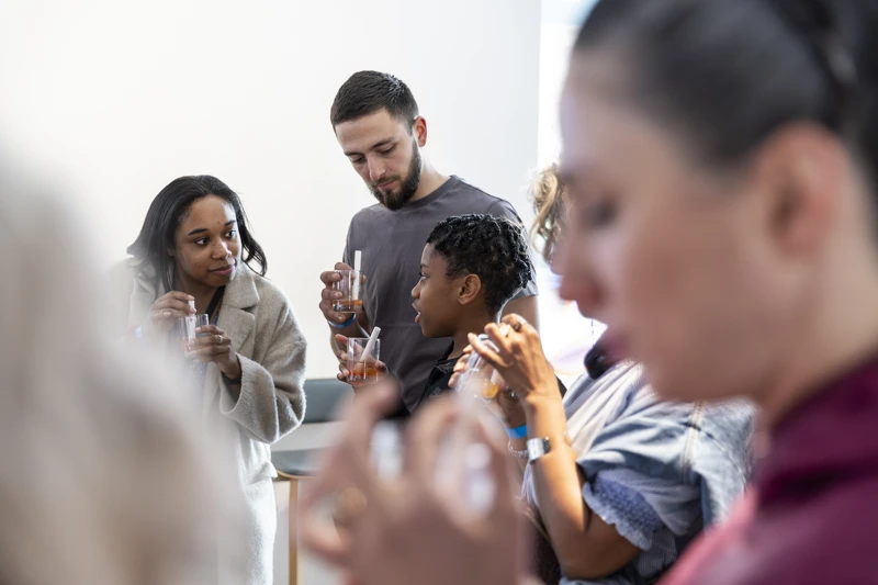 台灣藝術家顧廣毅與英國藝術家羅伯特・強森共同創作的跨國作品《蝙蝠祭》,日前在倫敦國際戲劇節世界首演。演出現場當地觀眾喝到特殊調製的蝙蝠檸檬珍珠茶,既有台灣珍珠奶茶的精神,又有新創的口感,令人耳目一新。 台灣藝術家顧廣毅與英國藝術家羅伯特・強森共同創作的跨國作品《蝙蝠祭》,日前在倫敦國際戲劇節世界首演。演出現場當地觀眾喝到特殊調製的蝙蝠檸檬珍珠茶,既有台灣珍珠奶茶的精神,又有新創的口感,令人耳目一新。