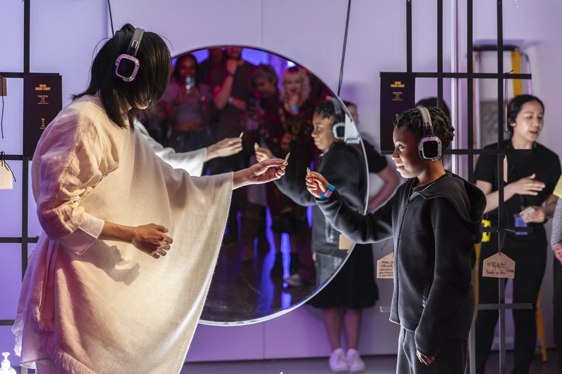 北藝中心與倫敦國際戲劇節共製的作品《蝙蝠祭》,是一場探討人與自然生態平衡的沈浸式體驗表演。 北藝中心與倫敦國際戲劇節共製的作品《蝙蝠祭》,是一場探討人與自然生態平衡的沈浸式體驗表演。