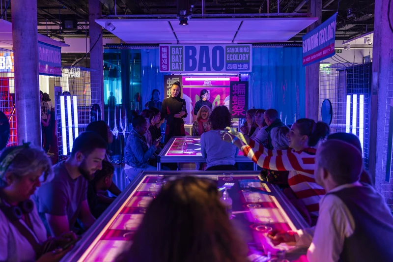 北藝中心與倫敦國際戲劇節共製的作品《蝙蝠祭》,展演現場是一場夜市文化饗宴。 北藝中心與倫敦國際戲劇節共製的作品《蝙蝠祭》,展演現場是一場夜市文化饗宴。