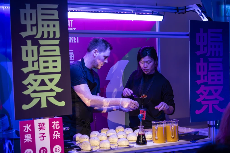 北藝中心與倫敦國際戲劇節共製的作品《蝙蝠祭》,觀眾可吃、可聽、可看、可玩,特製食物設計料理蝙蝠刈包,餡料是以南瓜製作的純素料理。 北藝中心與倫敦國際戲劇節共製的作品《蝙蝠祭》,觀眾可吃、可聽、可看、可玩,特製食物設計料理蝙蝠刈包,餡料是以南瓜製作的純素料理。