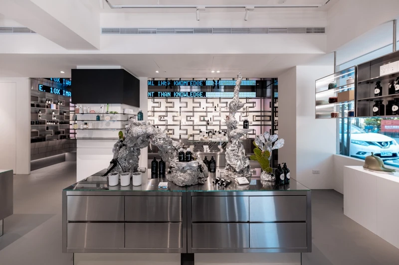 10X松菸概念店結合策展概念與季節主題,讓藝術作品的美學語彙與商品故事交織演繹(圖片提供10X)。 10X松菸概念店結合策展概念與季節主題,讓藝術作品的美學語彙與商品故事交織演繹(圖片提供10X)。