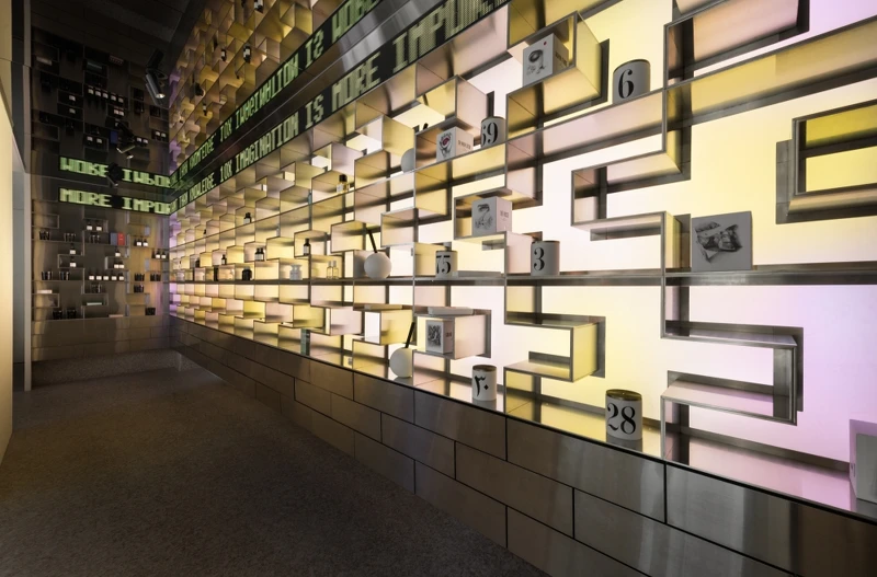 10X松菸概念店拼圖造型展示牆,結合燈光藝術家賴雨農團隊設計之特色光影,強化獨特感官體驗(圖片提供10X)。 10X松菸概念店拼圖造型展示牆,結合燈光藝術家賴雨農團隊設計之特色光影,強化獨特感官體驗(圖片提供10X)。