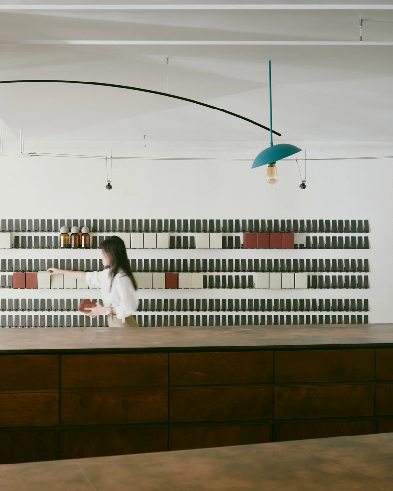 (beanroom) 是以吧檯為核心的開放空間。 (beanroom) 是以吧檯為核心的開放空間。