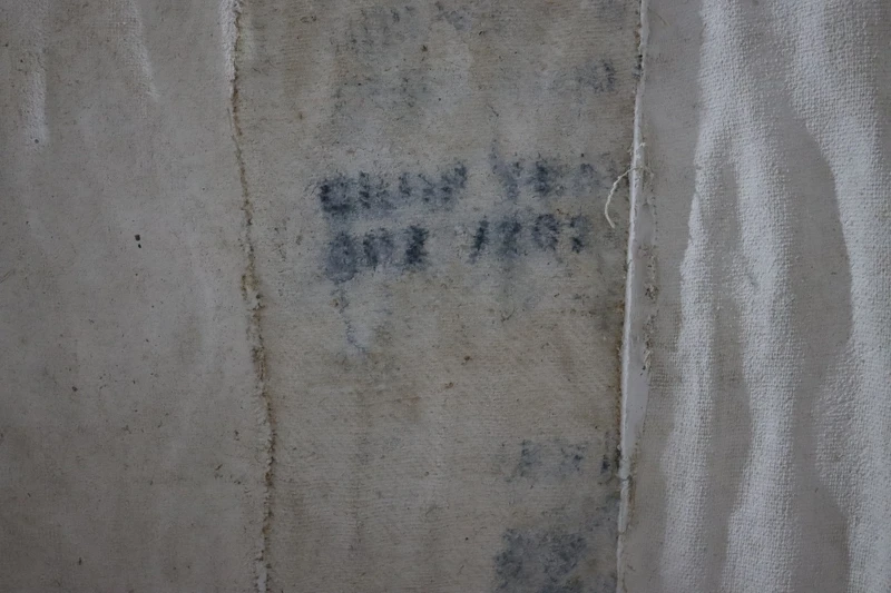 吧台不規則的立面的肌理,則是生豆的麻布袋所轉印而成。 吧台不規則的立面的肌理,則是生豆的麻布袋所轉印而成。