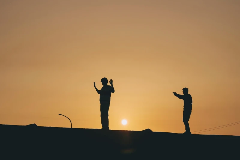 小陳拿槍對準阿弟仔,卻無法扣下板機。 小陳拿槍對準阿弟仔,卻無法扣下板機。