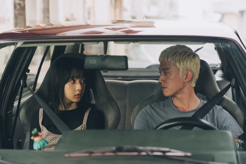 金勤與娜娜在路途中說開了彼此的過去。 金勤與娜娜在路途中說開了彼此的過去。