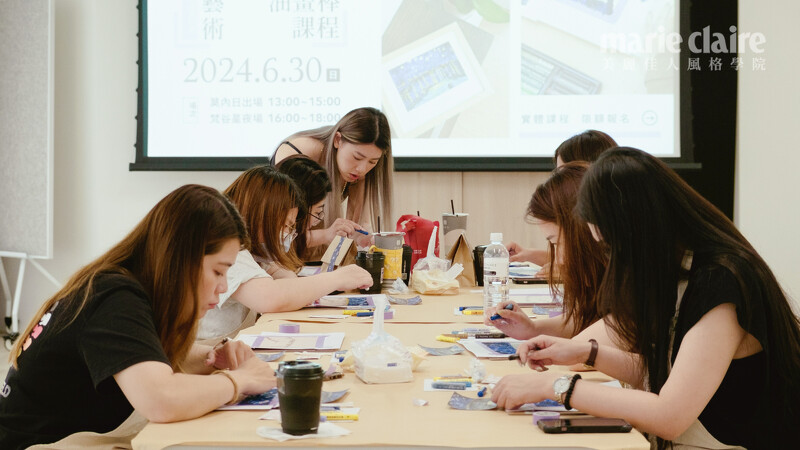 週末的午後,學員一起沉浸在繪畫的世界裡。