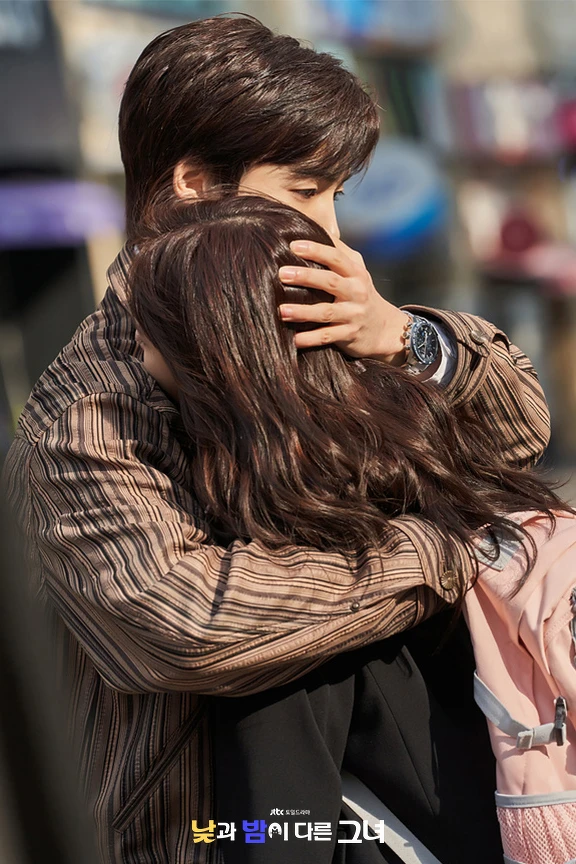 高原抱著變身的李微進,不被旁人發現 高原抱著變身的李微進,不被旁人發現