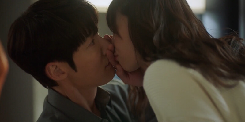 桂志雄本能反應出手阻擋,讓李微進啄木鳥吻變「手掌吻」,讓李微進超尷尬 桂志雄本能反應出手阻擋,讓李微進啄木鳥吻變「手掌吻」,讓李微進超尷尬