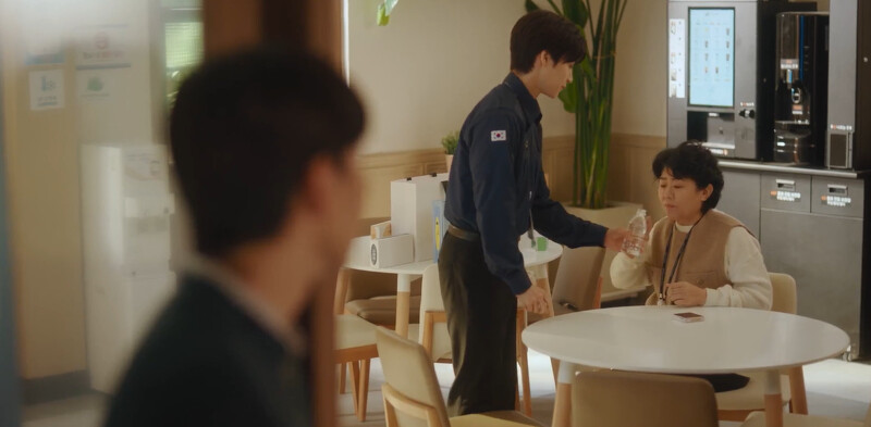 隔天高原(中)就買了一堆保健食品,要林順立刻吃,被搜查官(左)偷聽到 隔天高原(中)就買了一堆保健食品,要林順立刻吃,被搜查官(左)偷聽到