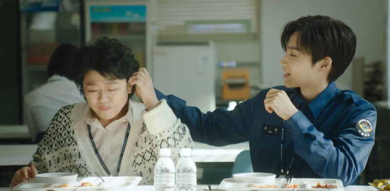 高原忍不住伸手替林順挽頭髮到耳後、撿去毛衣上的落髮 高原忍不住伸手替林順挽頭髮到耳後、撿去毛衣上的落髮