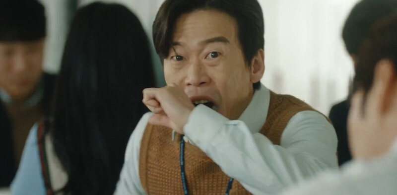 尹炳熙飾演搜查官被高原、林順親密互動嚇到吃手手 尹炳熙飾演搜查官被高原、林順親密互動嚇到吃手手