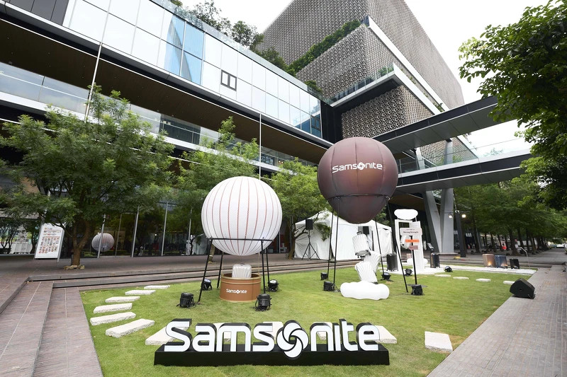 《Samsonite Moving Strength Theme Park 無畏前行主題公園》今日起於台北微風南山1樓北側戶外場地 盛大開幕，現場設置多處互動裝置，包含「冒險熱氣球」、「雲朵之門」及「機場伸展台」區域。