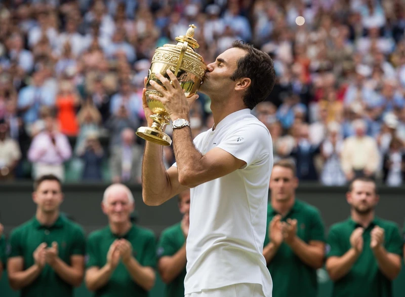勞力士代言人兼八屆溫布頓男子單打冠軍紀錄創造者羅傑費德勒(ROGER FEDERER)在2017年賽事中親吻獎盃 勞力士代言人兼八屆溫布頓男子單打冠軍紀錄創造者羅傑費德勒(ROGER FEDERER)在2017年賽事中親吻獎盃