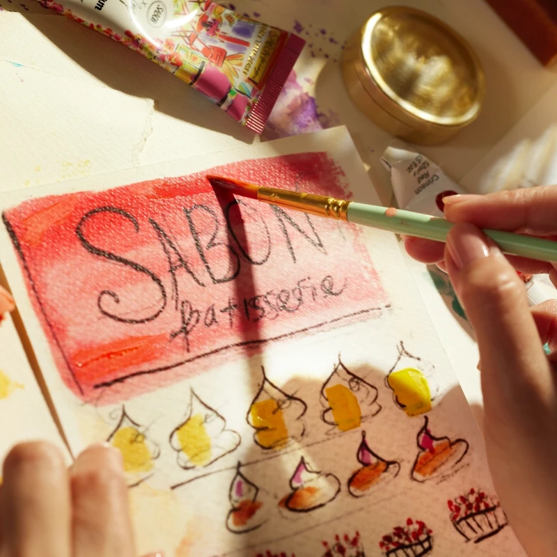 Sabon 2024年夏季限量香絮巴黎系列視覺情境圖。 Sabon 2024年夏季限量香絮巴黎系列視覺情境圖。