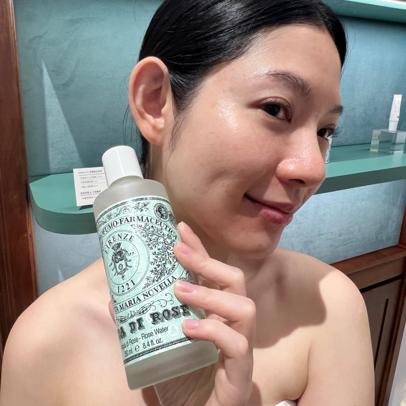 Santa Maria Novella玫瑰純露使用示意。