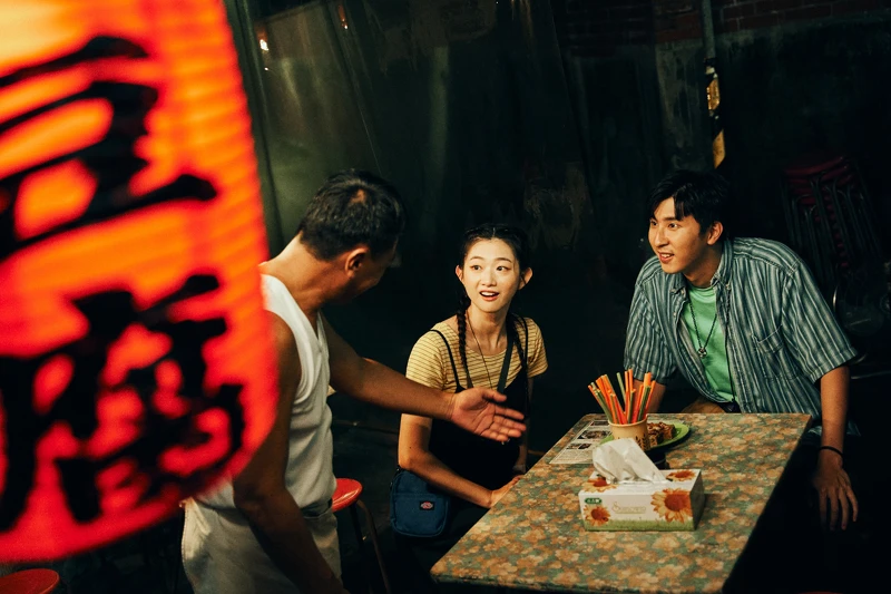 《都市懼集》晏柔中、胡釋安品嚐臭豆腐 《都市懼集》晏柔中、胡釋安品嚐臭豆腐