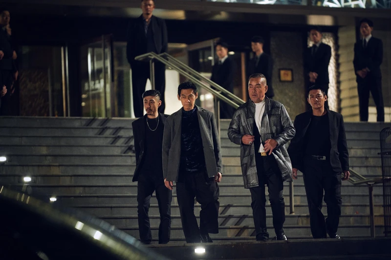 龍天翔是《角頭-大橋頭》大橋頭幫派老大,《角頭》中曾出現過的大橋頭二把手文正一樣由夏靖庭飾演。 龍天翔是《角頭-大橋頭》大橋頭幫派老大,《角頭》中曾出現過的大橋頭二把手文正一樣由夏靖庭飾演。