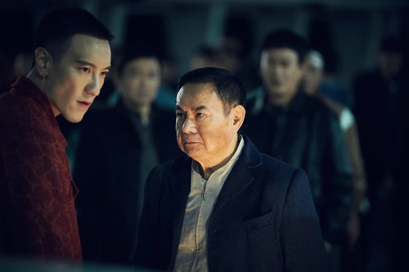 《角頭-大橋頭》蔡振南與王陽明有精彩對手戲。 《角頭-大橋頭》蔡振南與王陽明有精彩對手戲。