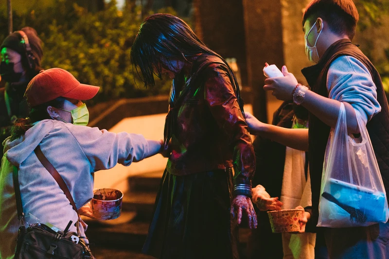 厲鬼爭霸賽動員上百名工作人員，王淨（中）在低溫下滿身血奮力演出