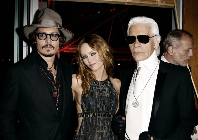 父親為強尼戴普，母親為時尚超模凡妮莎帕拉迪絲。