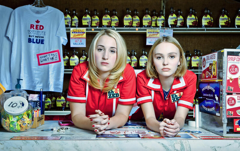 曾與父親同台演出電影《瑜珈魯蛇 Yoga Hosers》。