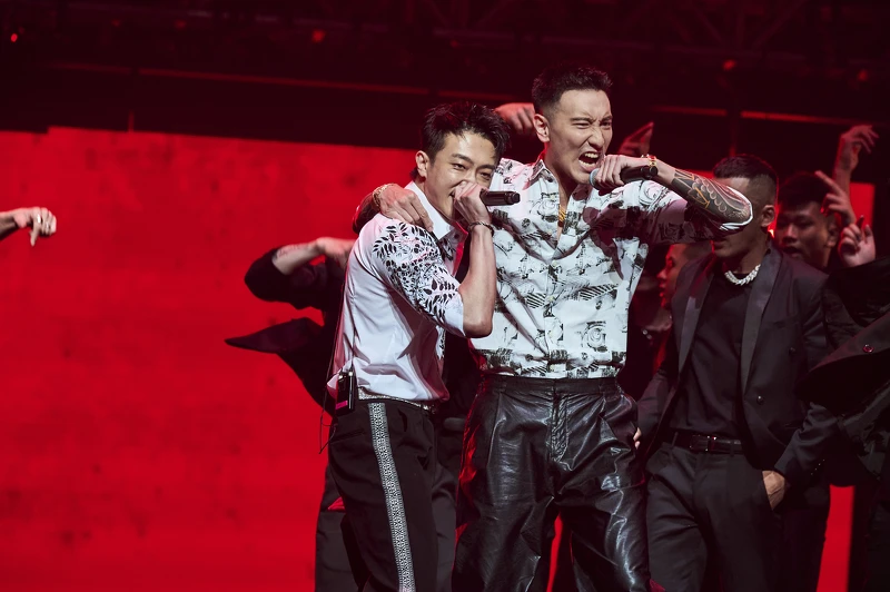 王陽明聯手張懷秋與「五虎將」舞台叫囂