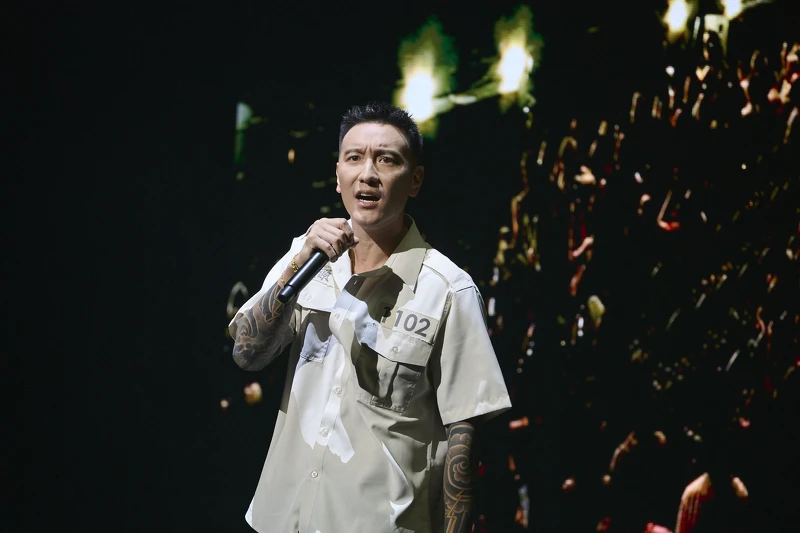 王陽明大聲怒吼嗆觀眾：「欸！去哪？我說結束才結束！都給我坐下！」