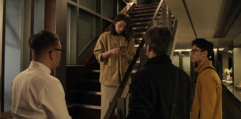 如芳展示歹徒訊息給鐵牛與小陳刑警看。 如芳展示歹徒訊息給鐵牛與小陳刑警看。