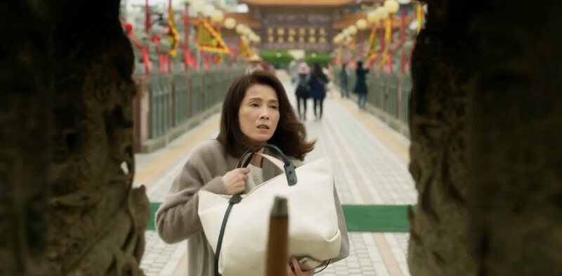 歹徒要求虔誠的基督徒如芳拿著贖金向玄天上帝拜拜。 歹徒要求虔誠的基督徒如芳拿著贖金向玄天上帝拜拜。