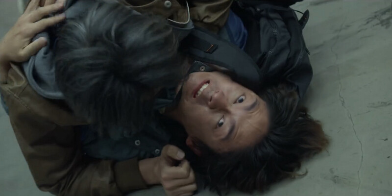 阿弟仔被鐵牛刑警抓住。 阿弟仔被鐵牛刑警抓住。