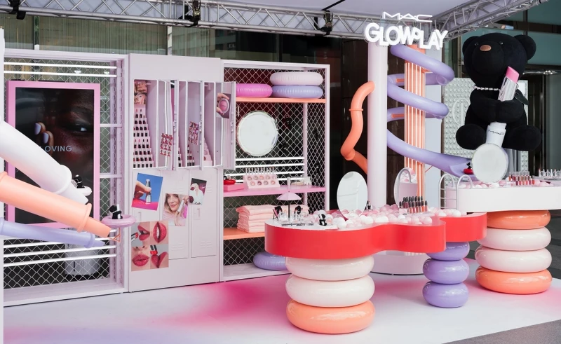 M·A·C QQ水樂園粉嫩夢幻造景X大型抱抱熊Q寶X軟萌超漾光肌妝容體驗全台巡迴中。 M·A·C QQ水樂園粉嫩夢幻造景X大型抱抱熊Q寶X軟萌超漾光肌妝容體驗全台巡迴中。