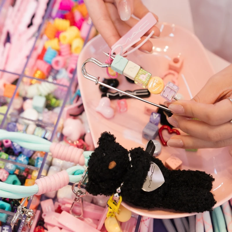 M·A·C抱抱熊Q寶DIY韓風串飾,消費滿NT3,000就能體驗,限定專場巡迴中。 M·A·C抱抱熊Q寶DIY韓風串飾,消費滿NT3,000就能體驗,限定專場巡迴中。