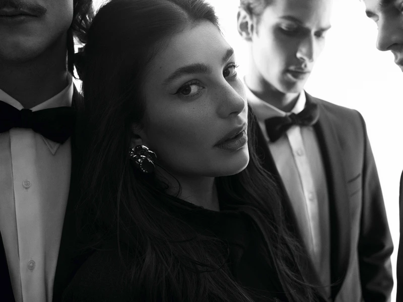 香奈兒 2024/25 秋冬前導系列形象黑白廣告，由知名攝影師卡里姆．薩德利（Karim Sadli）掌鏡，展現女人的自信與從容。