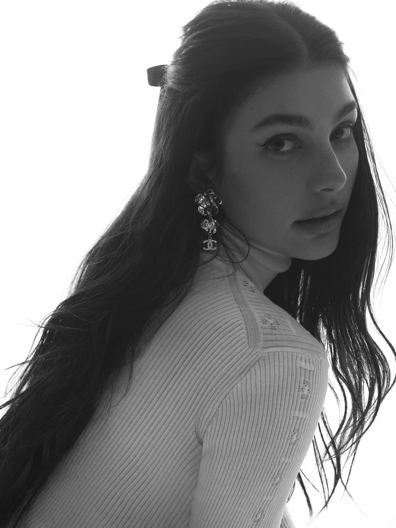 香奈兒 2024/25 秋冬前導系列形象黑白廣告是由卡蜜拉.莫羅尼(Camila Morrone)擔任主演。