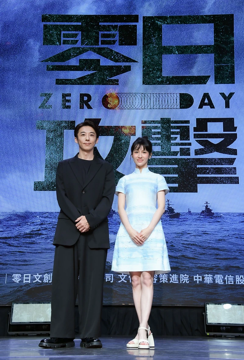 高橋一生(左)與連俞涵(右)在劇中曾是戀人,在戰爭一觸即發的時刻再相逢。 高橋一生(左)與連俞涵(右)在劇中曾是戀人,在戰爭一觸即發的時刻再相逢。