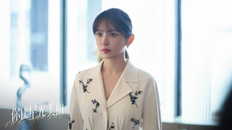 施詩本人僅34歲，但劇中超有年代感的穿搭讓她看起來老了10歲。