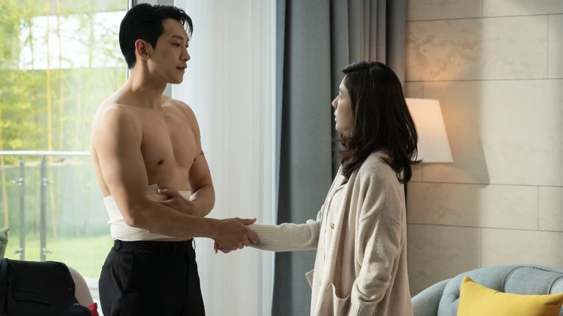 首集 Rain 就大展精實好身材。 首集 Rain 就大展精實好身材。