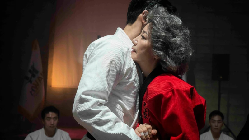 朴美蘭假借練柔道之名大吃徐蹈允豆腐。 朴美蘭假借練柔道之名大吃徐蹈允豆腐。