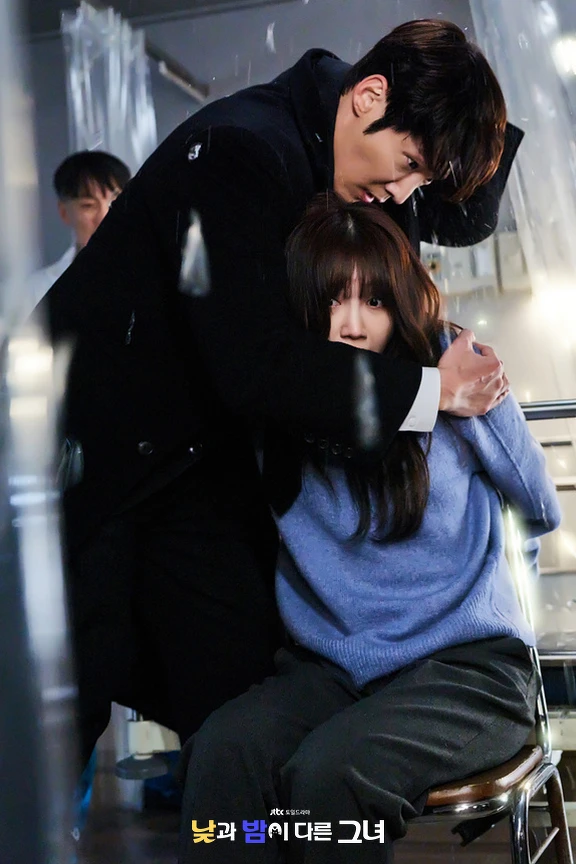 桂志雄即刻救援李微進，但還是沒發現變身秘密