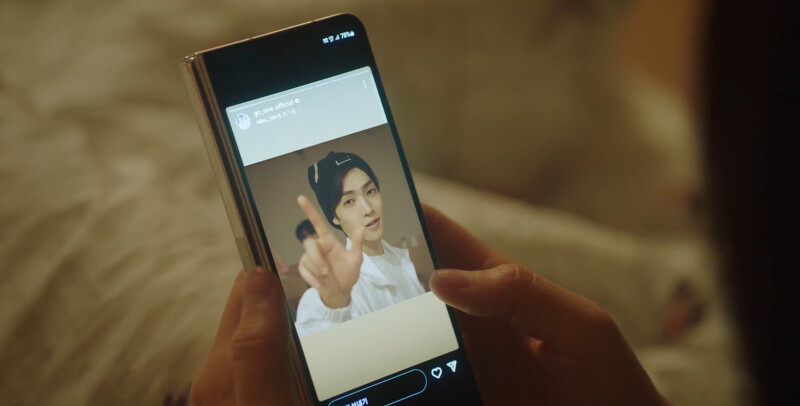 都可英看著最愛的偶像高原MV