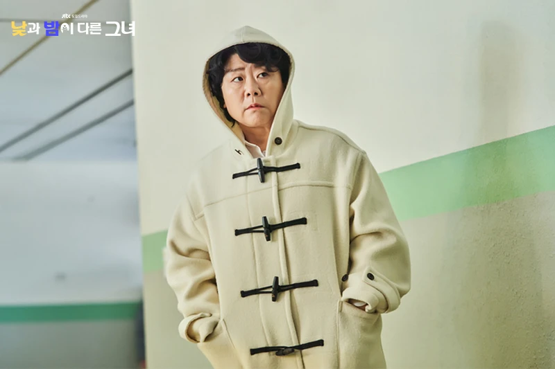 李姃垠在偵查工作中的眼神一秒入戲，比崔振赫更像老練的檢察官