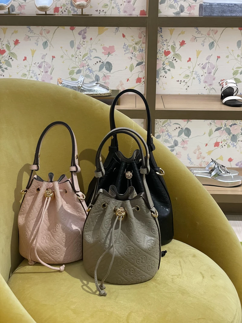 T Monogram Leather 迷你水桶包，NT$19,900。